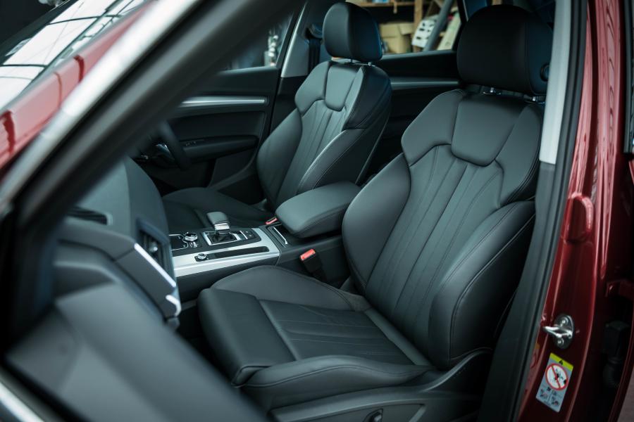 Интерьер Audi Q5 40 TDI Quattro 2019 года  (JP) (фото 16 из 20)
